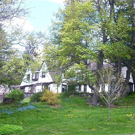 Whistler'S Inn Lenox Exterior photo