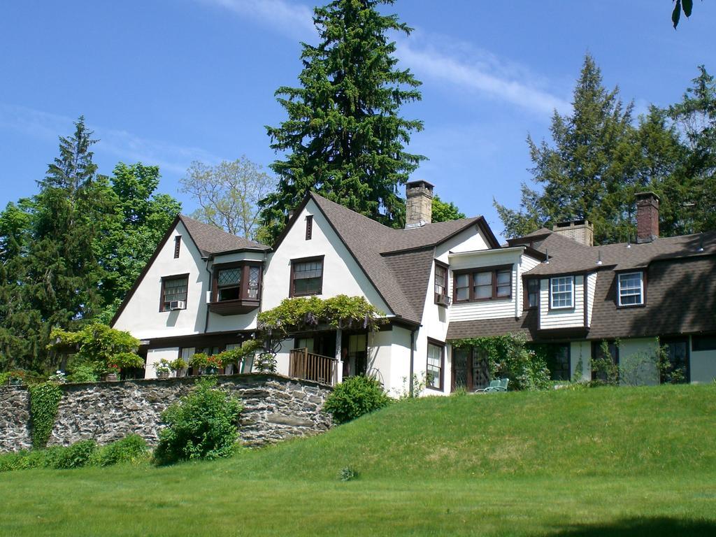 Whistler'S Inn Lenox Exterior photo